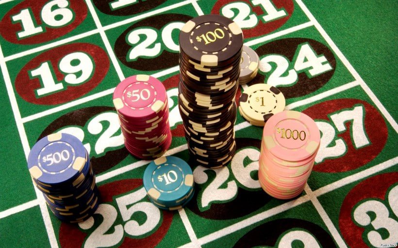 Pengguna tenang memasang taruhan menggunakan ponsel di aplikasi eleven4d